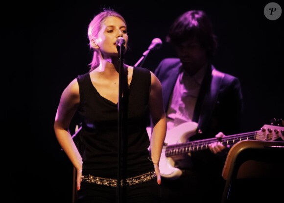 Melanie Laurent durant son premier concert à Cenon, près de Bordeaux, le 20 avril 2011