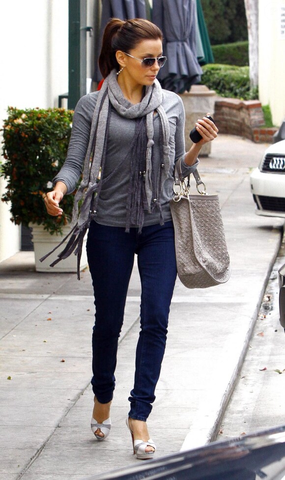 Entre deux tournages, Eva Longoria s'autorise quelques instants détentes avec des amis. Los Angeles, 19 avril 2011