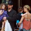 Joel Madden, Nicole Richie et leurs enfants Sparrow et Harlow lors d'une balade familiale en avril 2011 à Los Angeles
