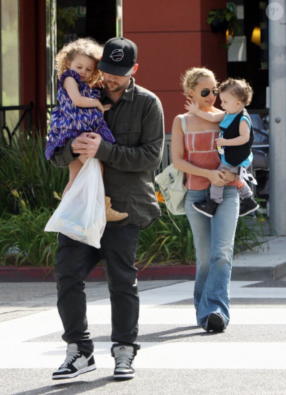 Harlow dans les bras de son papa Joel Madden et Sparrow dans les bras de sa maman Nicole Richie