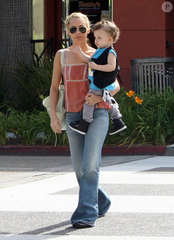 Nicole Richie et son petit dernier Sparrow dans les rues de Los Angeles. Une balade mère-fils adorable !
