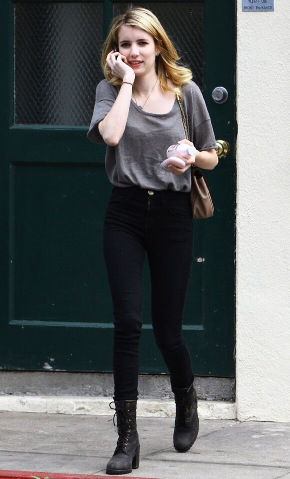 La pétillante Emma Roberts en simple jean legging, large T-shirt et bottes à lacets. Simple, mais efficace 