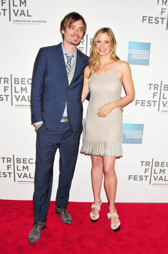 Christopher Backus et Mira Sorvino lors du festival du film de Tribeca à New York le 23 avril 2011 pour la projection d'Angels Crest