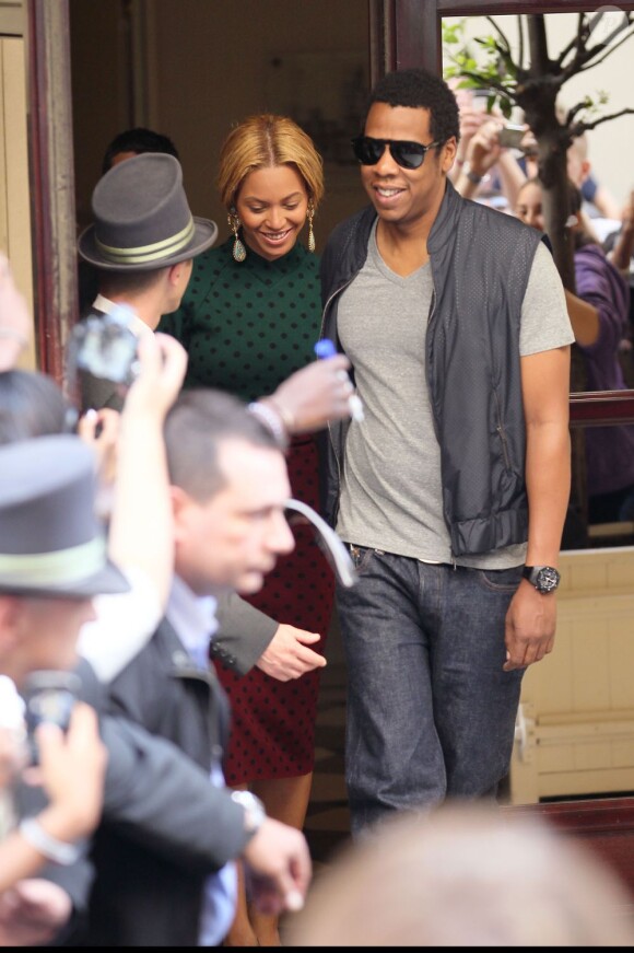 Beyoncé et son mari Jay-Z arrivent au Fouquet's pour déjeuner, à Paris, le 24 avril 2011