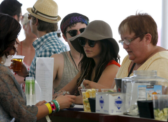 Vanessa Hudgens assiste au festival de Coachella, à Indio (Californie), avec des amis et Josh Hutcherson, samedi 16 avril.