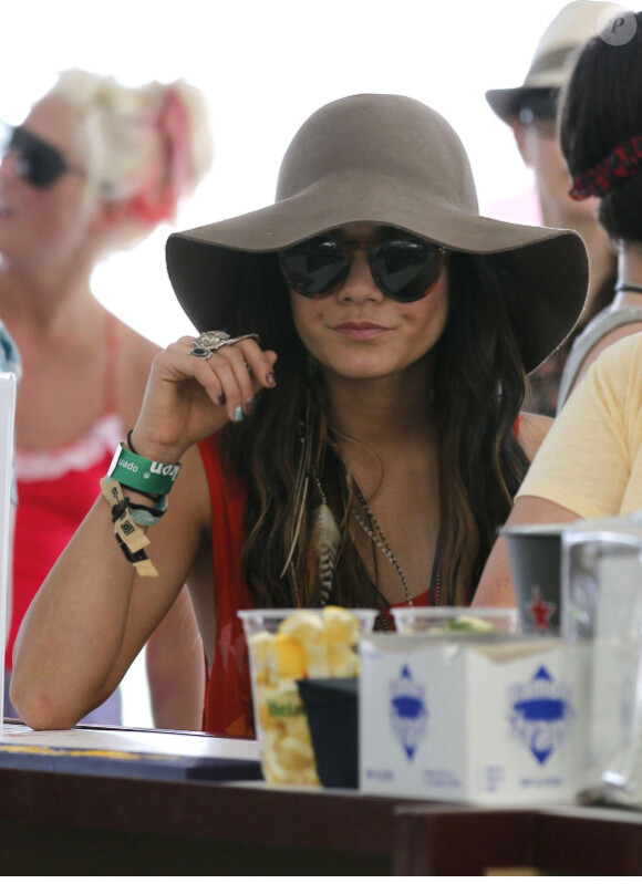 Vanessa Hudgens commande un petit granité, au festival de Coachella, à Indio (Californie), samedi 16 avril.