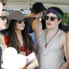 Vanessa Hudgens arbore un look hippie, à Indio (Californie), avec des amis et Josh Hutcherson, samedi 16 avril.