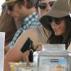 Vanessa Hudgens, entourée de Josh Hutcherson, tente de passer incognito, au festival de Coachella, à Indio (Californie), samedi 16 avril.