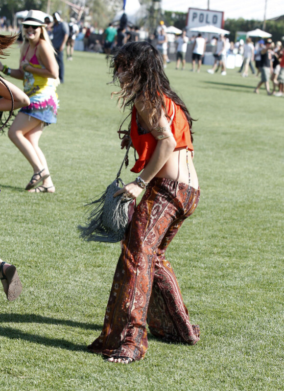 Vanessa Hudgens assiste au festival de Coachella, à Indio (Californie), avec des amis et Josh Hutcherson, samedi 16 avril.