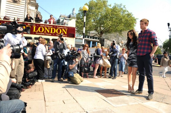Camilla Luddington et Nico Evers-Swindell, les interprètes de Kate Middleton et du prince William dans le très risible téléfilm consacré par la chaîne Lifetime à leur romance, faisaient la promotion du DVD le 25 avril 2011... devant Westminster !