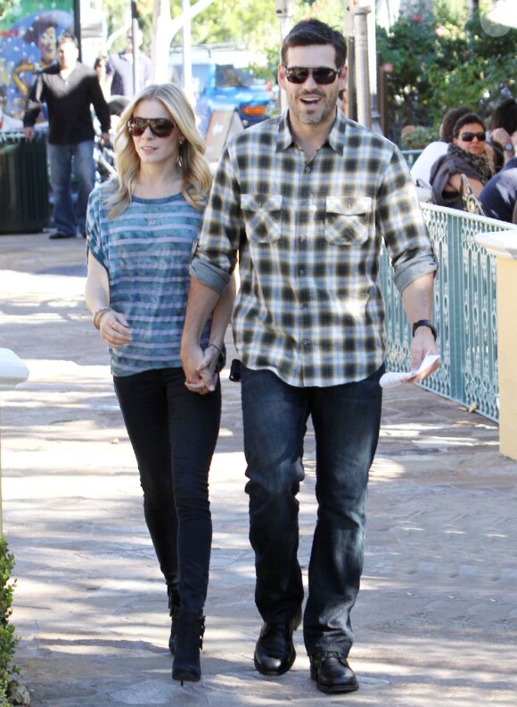 Eddie Cibrian et LeAnn Rimes, dans les rues de Calabasas, en décembre 2010.