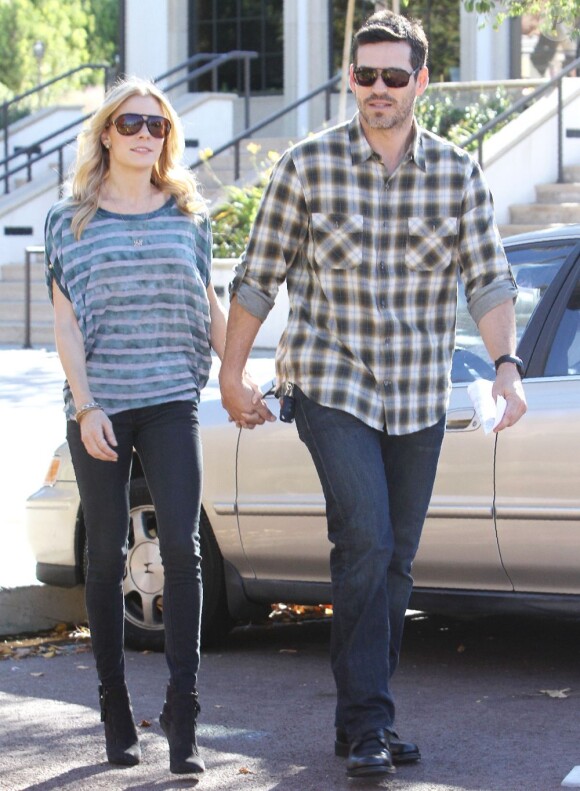 Eddie Cibrian et LeAnn Rimes, dans les rues de Calabasas, en décembre 2010.