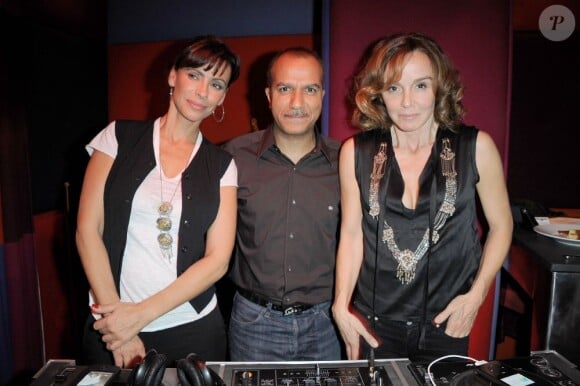 Mathilda May, Pascal Légitimus et Philippine Leroy-Beaulieu jouent les DJs au Murano à Paris en novembre 2010