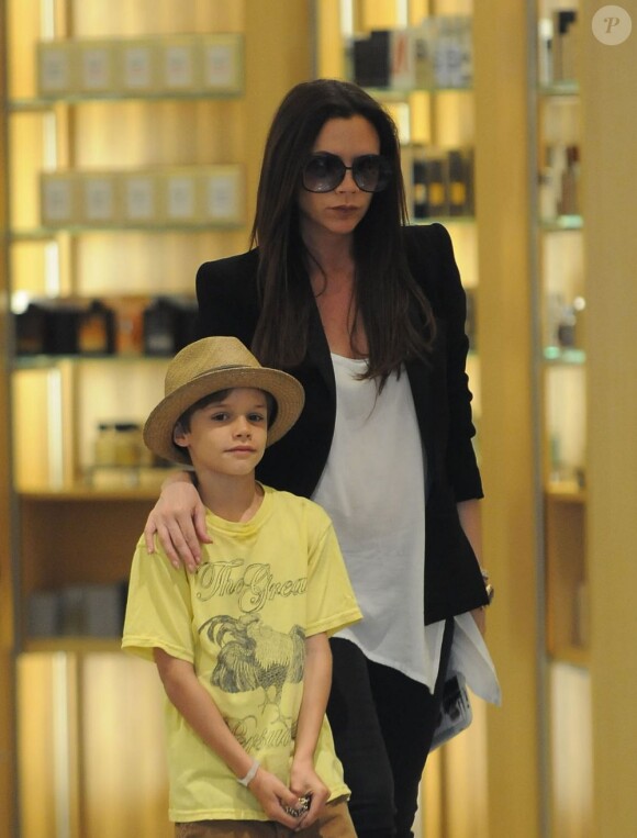 Victoria Beckham ne veut plus lâcher son fils Romeo ! Avril 2011  à Beverly Hills