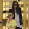 Victoria Beckham et son fils Romeo lors d'une séance shopping à Beverly Hills. Avril 2011  
