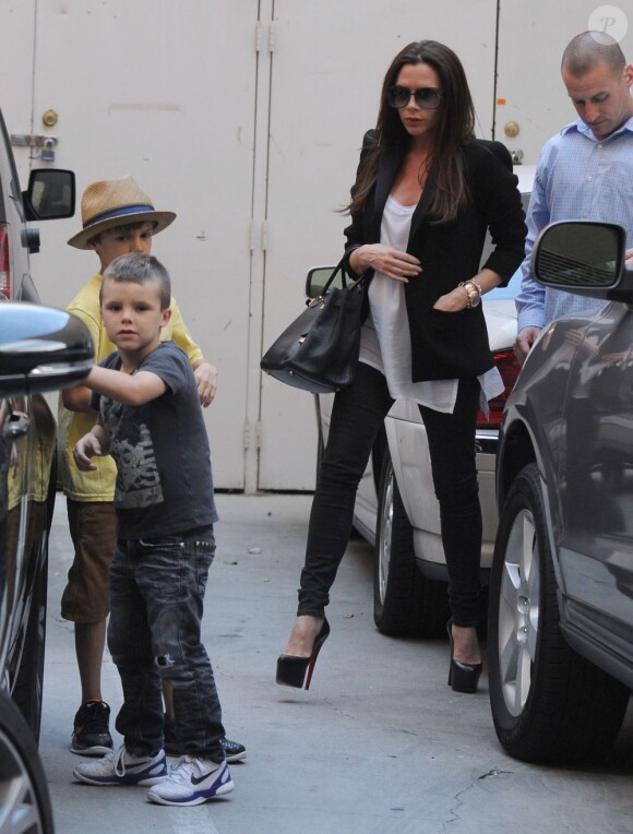 Victoria Beckham  avec ses fils Cruz et Romeo lors d'une séance shopping à Beverly Hills. Avril 2011