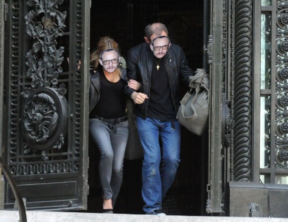 Kate Moss braque une banque sur le shooting de la campagne Mango avec Terry Richardson à Paris. Le 7 avril 2011