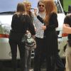 Pro jusqu'au bout, Kate Moss sait aussi se détendre sur le shooting de la campagne Mango avec Terry Richardson à Paris. Le 7 avril 2011