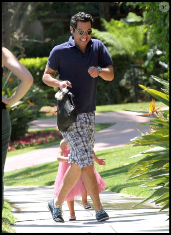 Cash Warren dans un tendre moment de complicité avec sa fille Honor 3 ans. Avril 2011 à Los Angeles 