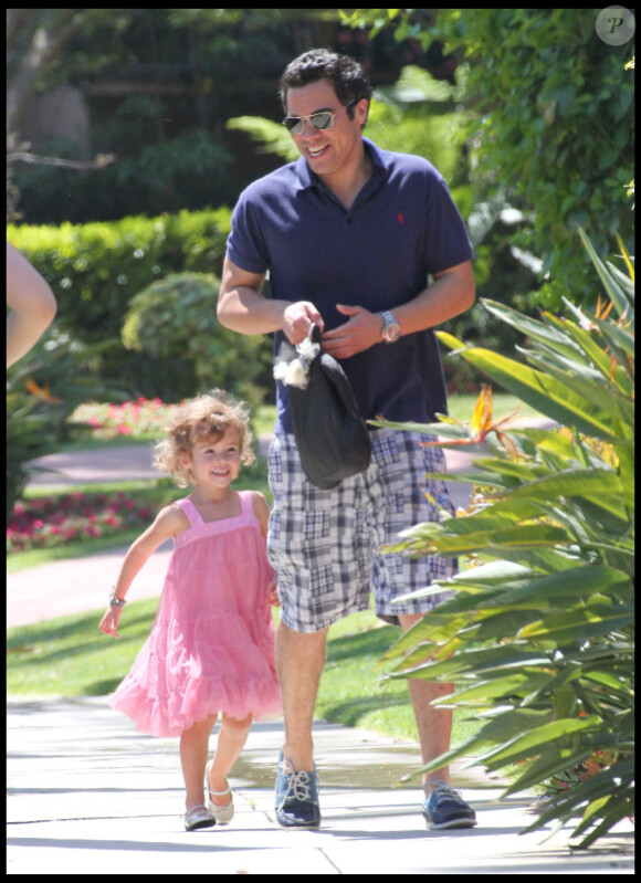 Cash Warren dans un tendre moment de complicité avec sa fille Honor 3 ans. Avril 2011 à Los Angeles 
