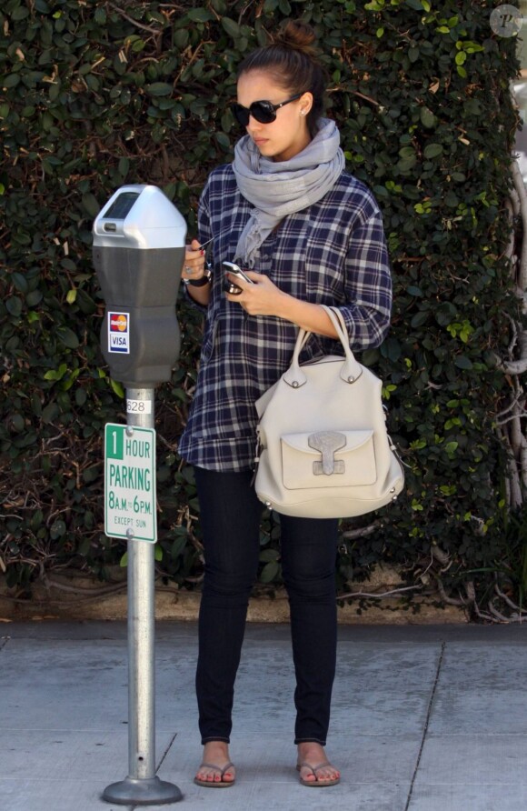 Jessica Alba dans les rues de Los Angeles après une séance shopping chez Barney's le 26 avril 2011