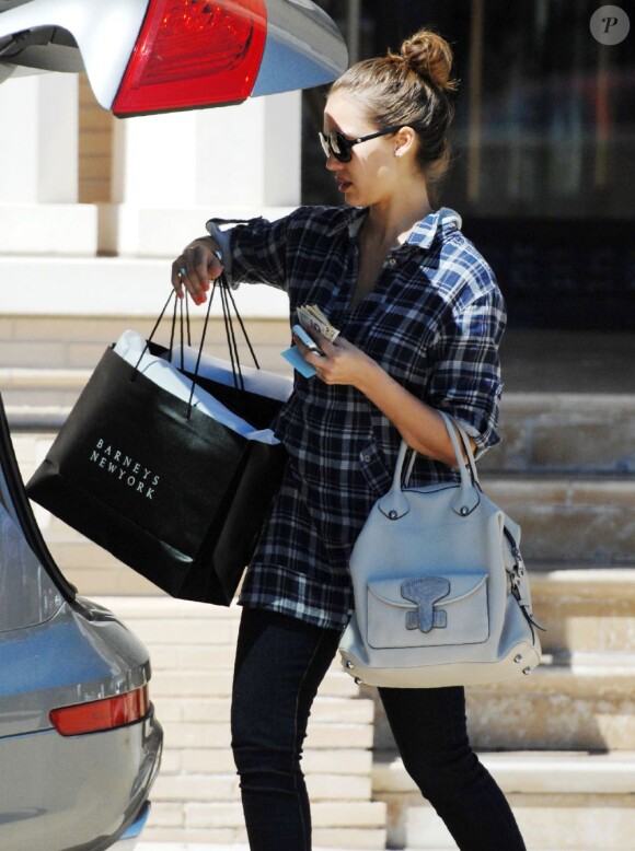 Jessica Alba est partie les bras chargés de paquets après une séance shopping chez Barney's le 26 avril 2011
