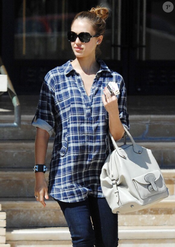 Jessica Alba dans les rues de Los Angeles après une séance shopping chez Barney's le 26 avril 2011