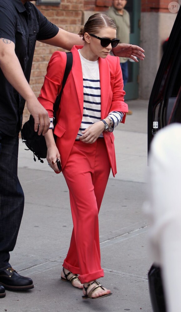 Mary-Kate Olsen est pile dans la tendance du moment avec son ensemble tailleur corail. New York, 27 avril 2011