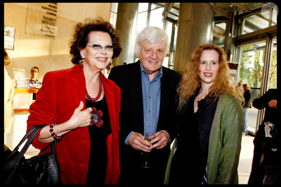 Claudia Cardinale, Jacques Perrin et Florence Darel lors de l'inauguration de la rétrospective "Jacques Perrin" à la Cinémathèque française à Paris le 27 avril 2011