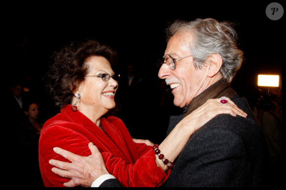 Claudia Cardinale et Jean Rochefort lors de l'inauguration de la rétrospective "Jacques Perrin" à la Cinémathèque française à Paris le 27 avril 2011