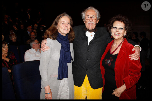 Jean Rochefort, sa femme Françoise et Claudia Cardinale lors de l'inauguration de la rétrospective "Jacques Perrin" à la Cinémathèque française à Paris le 27 avril 2011