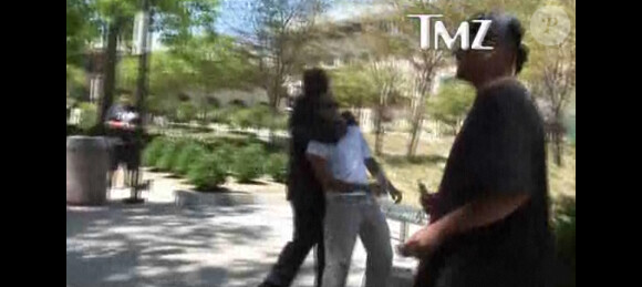 L'agresseur de Cy Waits, boyfriend de Paris Hilton, maîtrisé par les gardes du corps de Paris devant le Tribunal Van Nuys à Los Angeles le 27 avril 2011