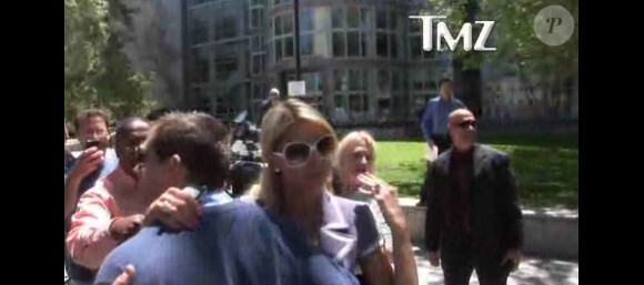 Paris Hilton réconforte Cy Wait son boyfriend après qu'il ait été agressé devant le tribunal de Van Nuys à Los Angeles le 27 avril 2011