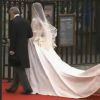 Kate Middleton entre dans sa somptueuse robe de mariée créée par Sarah Burton pour Alexander McQueen au bras de son père Michael Middleton dans l'abbaye de Westminster le 29 avril 2011 à Londres. Sa soeur Pippa tient sa traîne.