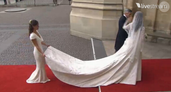 Kate Middleton entre dans sa somptueuse robe de mariée créée par Sarah Burton pour Alexander McQueen au bras de son père Michael Middleton dans l'abbaye de Westminster le 29 avril 2011 à Londres