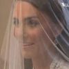 Kate Middleton entre dans sa somptueuse robe de mariée créée par Sarah Burton pour Alexander McQueen au bras de son père Michael Middleton dans l'abbaye de Westminster le 29 avril 2011 à Londres. L'émotion est à son comble.