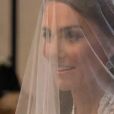 Kate Middleton entre dans sa somptueuse robe de mariée créée par Sarah Burton pour Alexander McQueen au bras de son père Michael Middleton dans l'abbaye de Westminster le 29 avril 2011 à Londres. L'émotion est à son comble. 