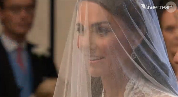 Kate Middleton entre dans sa somptueuse robe de mariée créée par Sarah Burton pour Alexander McQueen au bras de son père Michael Middleton dans l'abbaye de Westminster le 29 avril 2011 à Londres. L'émotion est à son comble.