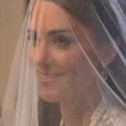 Kate Middleton entre dans sa somptueuse robe de mariée créée par Sarah Burton pour Alexander McQueen au bras de son père Michael Middleton dans l'abbaye de Westminster le 29 avril 2011 à Londres