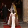 La future mariée, Kate Middleton, arrive en l'abbaye de Westminster, à Londres, au bras de son père Michael Middleton. Le 29 avril 2011