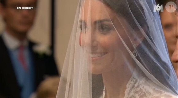 La future mariée, Kate Middleton, arrive en l'abbaye de Westminster, à Londres, au bras de son père Michael Middleton. Le 29 avril 2011