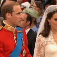 Kate Middleton, aux côtés de son futur époux le prince William, en l'abbaye de Westminster, à Londres, le 29 avril 2011. Harry et Michael Middleton les entourent. 