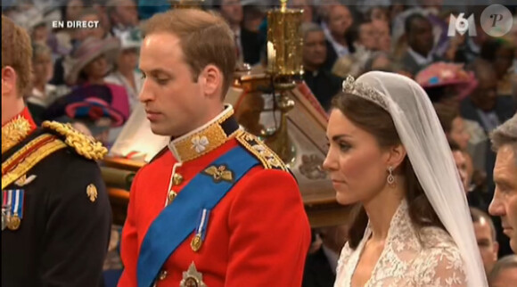 Kate Middleton, aux côtés de son futur époux le prince William, en l'abbaye de Westminster, à Londres, le 29 avril 2011. Harry et Michael Middleton les entourent.