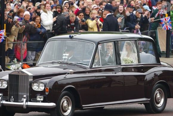 Kate Middleton arrive avec son père à l'Abbaye de Westminster, le 29 avril 2011