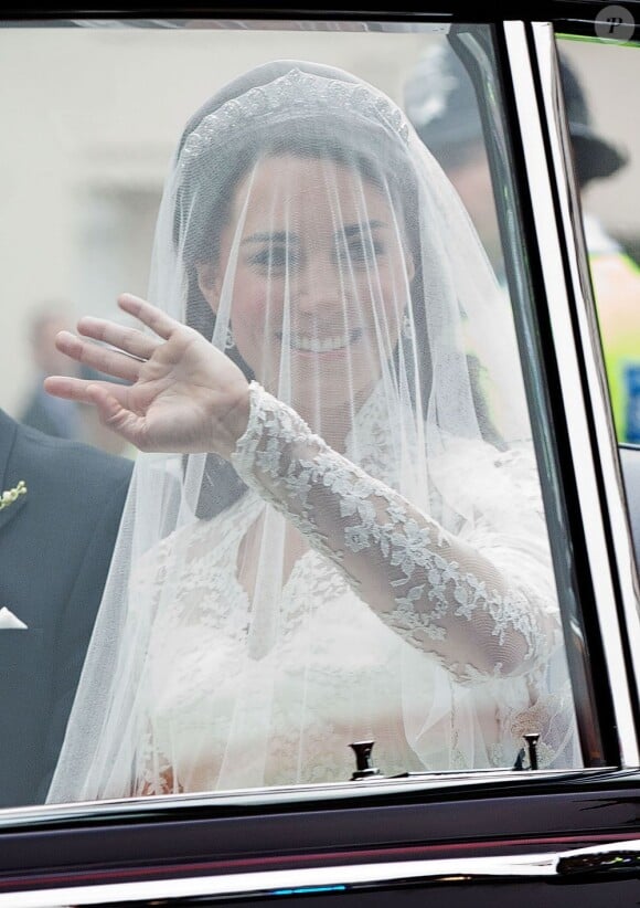 Kate Middleton arrive dans sa somptueuse robe de mariée créée par Sarah  Burton pour Alexander McQueen à  l'abbaye de Westminster le 29 avril 2011 à Londres