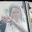 Kate Middleton entre dans sa somptueuse robe de mariée créée par Sarah  Burton pour Alexander McQueen au bras de son père Michael Middleton dans  l'abbaye de Westminster le 29 avril 2011 à Londres
