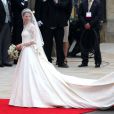 Kate Middleton dans sa somptueuse robe de mariée créée par Sarah  Burton pour Alexander McQueen dans  l'abbaye de Westminster le 29 avril 2011 à Londres