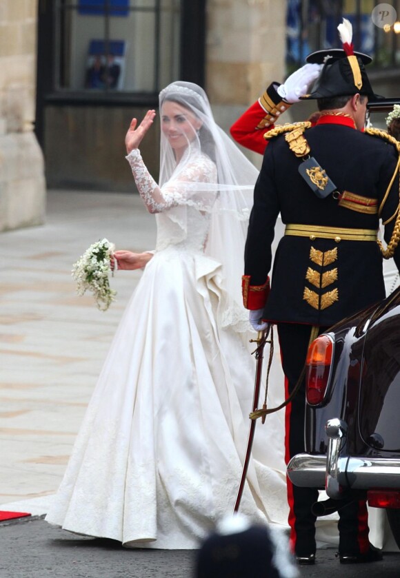 Kate Middleton entre dans sa somptueuse robe de mariée créée par Sarah  Burton pour Alexander McQueen au bras de son père Michael Middleton dans  l'abbaye de Westminster le 29 avril 2011 à Londres