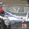 Le Prince William et la Princesse Catherine font une sortie surprise en Aston Martin Volante, tout juste mariés, à Buckingham Palace, le 29 avril 2011