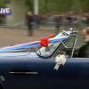 Le Prince William et la Princesse Catherine font une sortie surprise en Aston Martin Volante, tout juste mariés, à Buckingham Palace, le 29 avril 2011